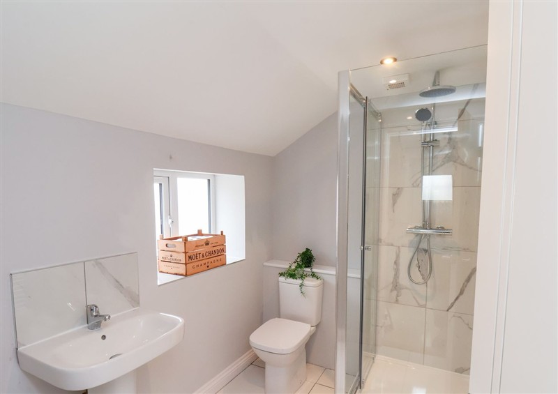 The bathroom at Manor Cottage, Harpham near Nafferton