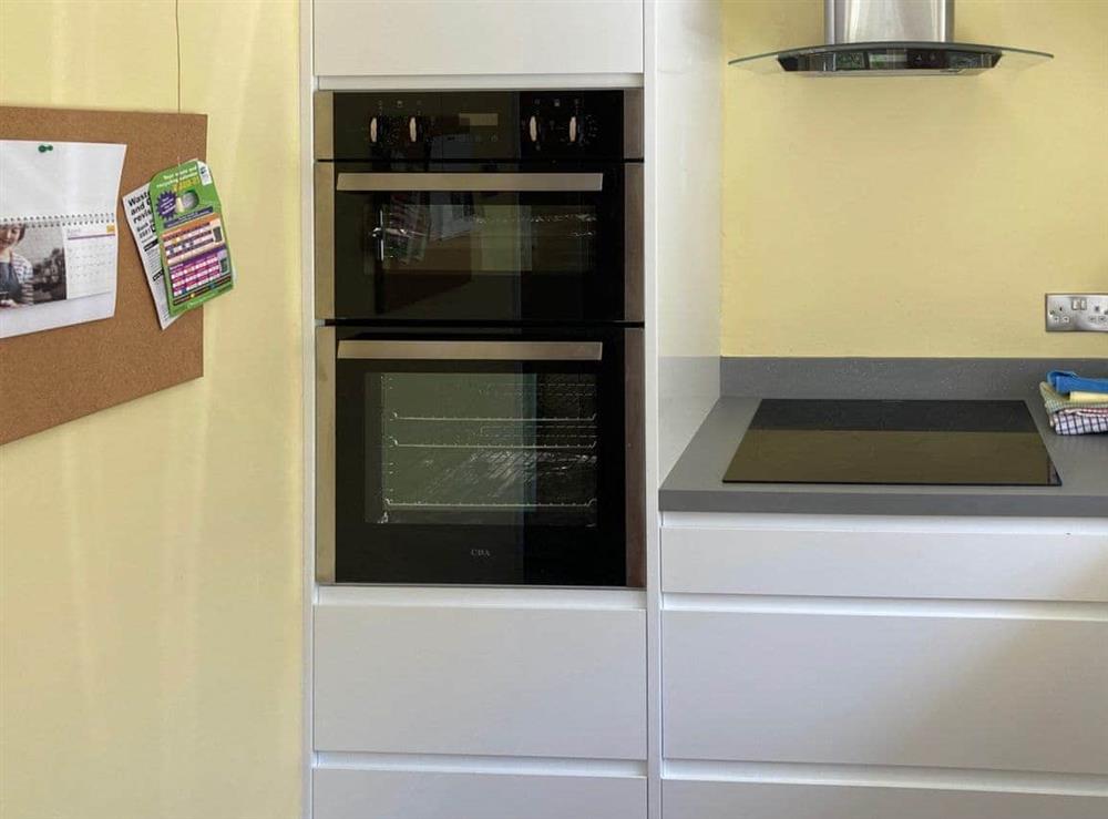 Fitted kitchen with built-in appliances (photo 2) at Manor Cottage in Stiffkey, near Wells-next-the-Sea, Norfolk