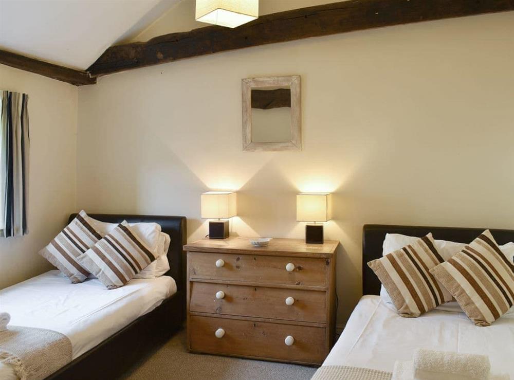 Good-sized twin bedroom at Manor Cottage in Stiffkey, near Wells-next-the-Sea, Norfolk