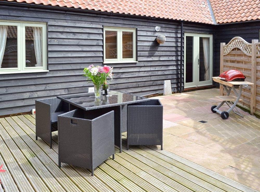 Attractive holiday home with private enclosed courtyard at Foxs Den, 
