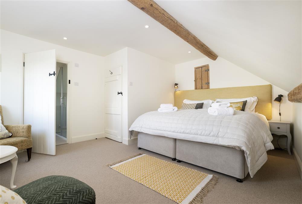 Bedroom five with 6’ super-king size zip and link bed and en-suite shower room at Manor Farm, Grafton, Nr Beckford