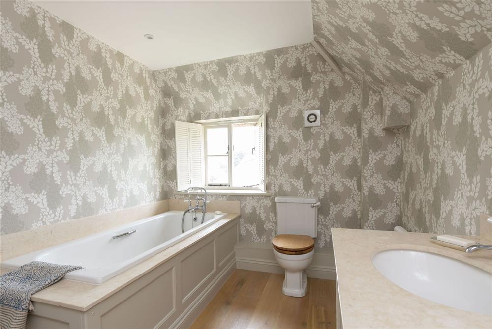 En-suite bathroom (photo 2) at Manor Farmhouse, Dorchester
