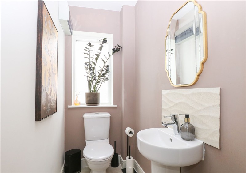 The bathroom (photo 4) at Manor Park View, Norwich