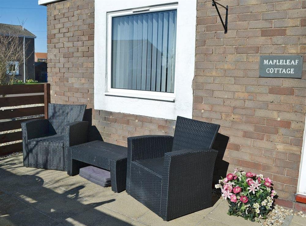 Relaxing sitting-out-area at Mapleleaf Cottage in Beadnell, Northumberland