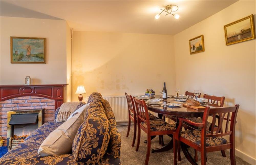 Ground floor: Sitting room with dining table with seating for five guests at Margarets Cottage, Potter Heigham near Great Yarmouth