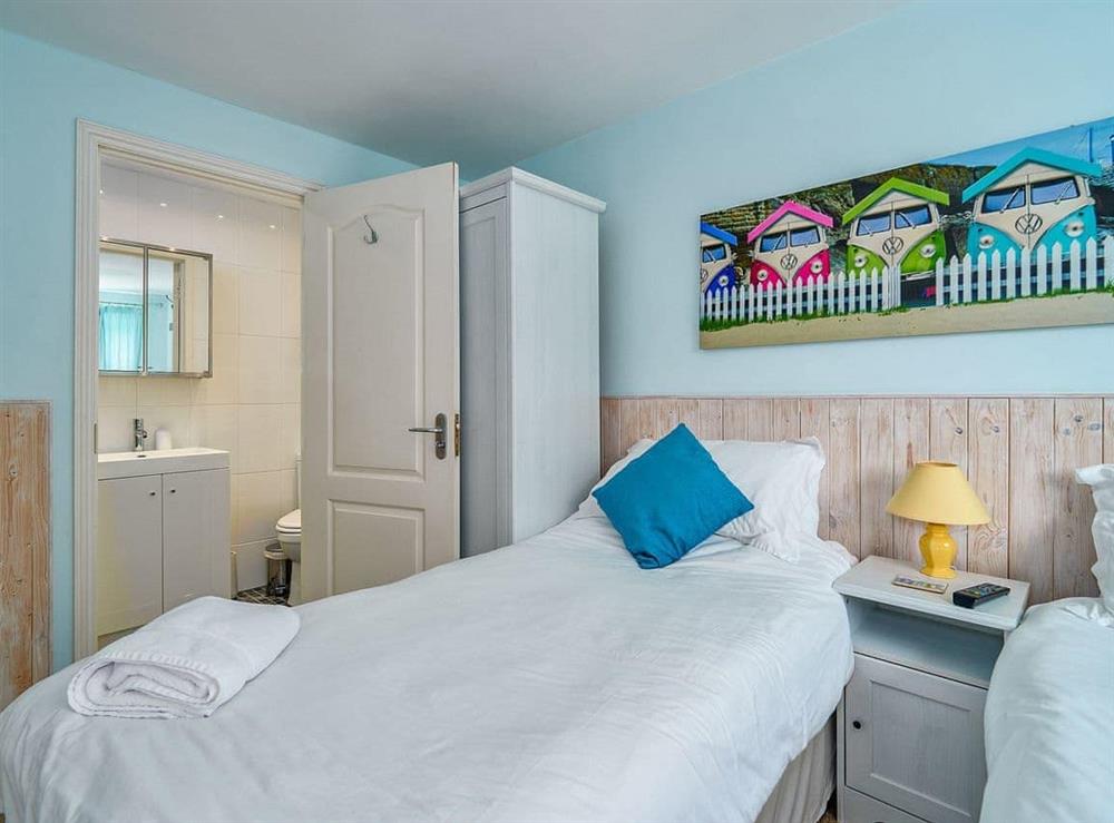 Airy en-suite twin bedroom at Marina View in Mount Batten, near Plymouth, Devon