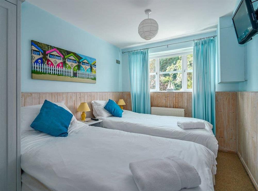 Comfortable en-suite twin bedroom at Marina View in Mount Batten, near Plymouth, Devon