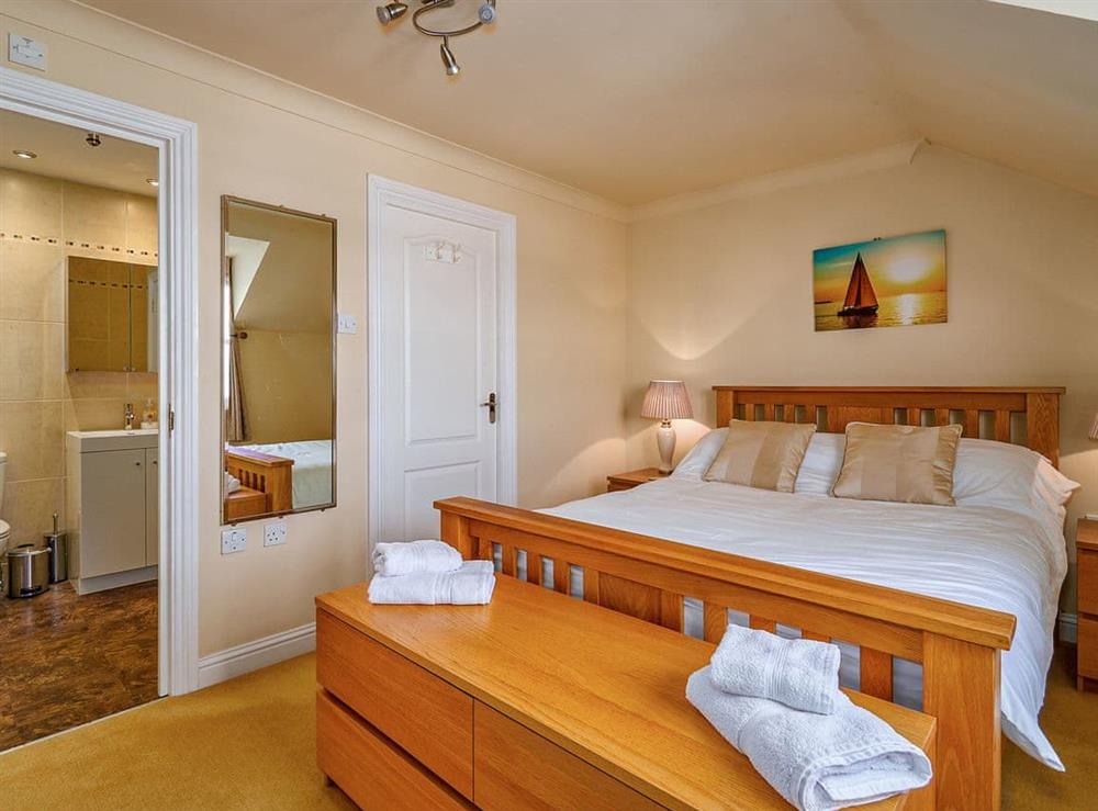 Spacious en-suite master bedroom at Marina View in Mount Batten, near Plymouth, Devon