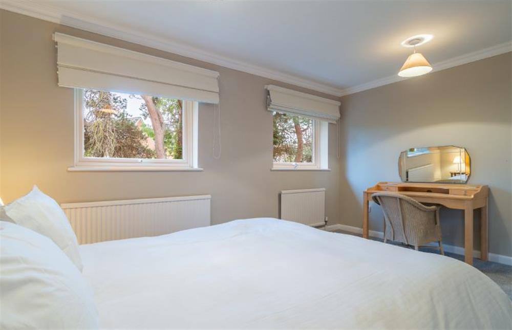 Double bedroom with vanity unit and storage at Mariners Way, Aldeburgh