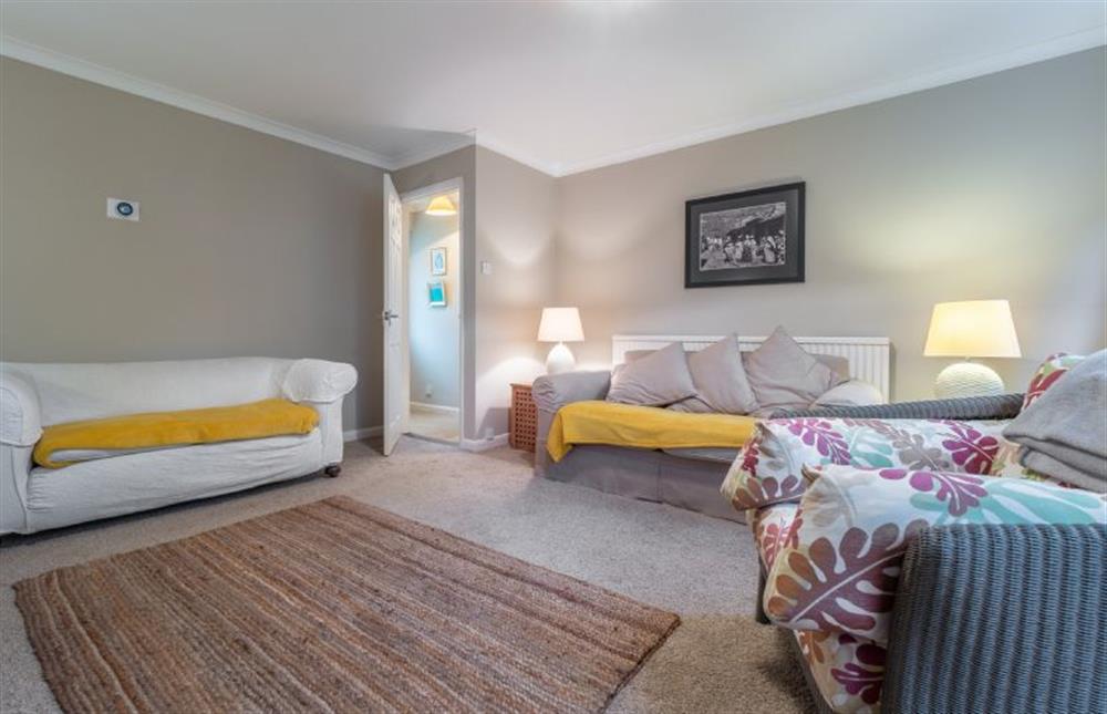 Spacious sitting room with comfortable seats at Mariners Way, Aldeburgh