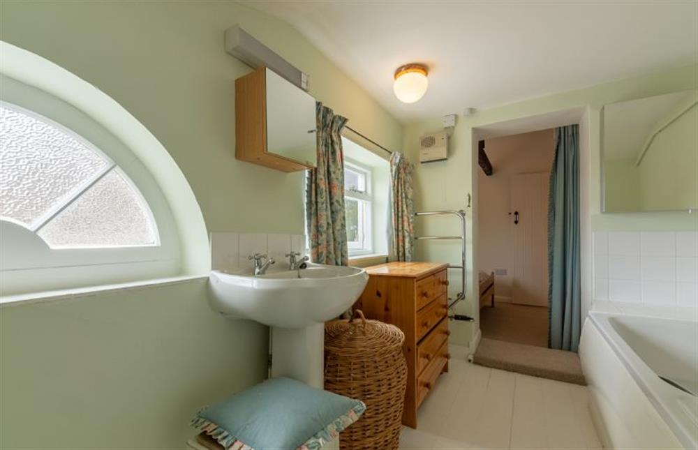 En-suite bathroom at Marram Cottage, Brancaster Staithe near Kings Lynn