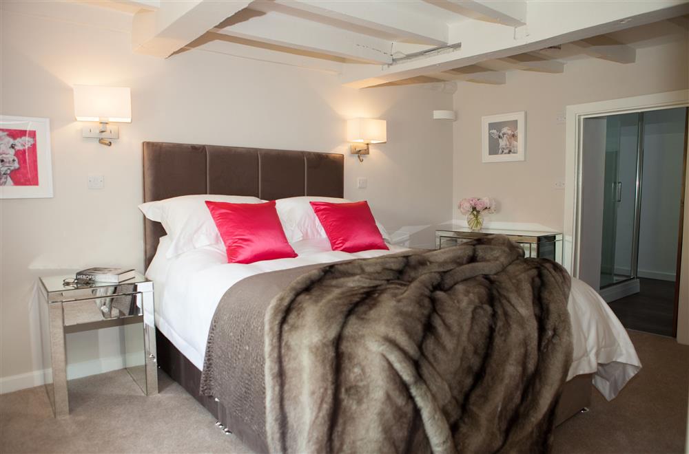 Daisy bedroom with 5’ king-size bed and en-suite shower room at Marrington Mill, Montgomery