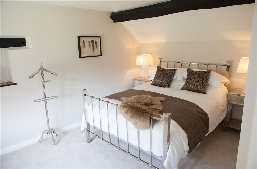 Sweetpea bedroom with a 5’ king-size bed and en-suite bathroom at Marrington Mill, Montgomery