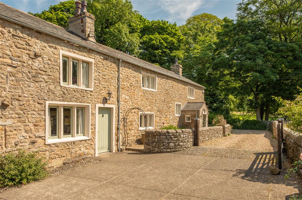 Masongill Lodge with accommodation for 8 Guests is a self catering holiday home situated just within the western boundary of the Yorkshire Dales National Park on the border with Lancashire and Cumbria