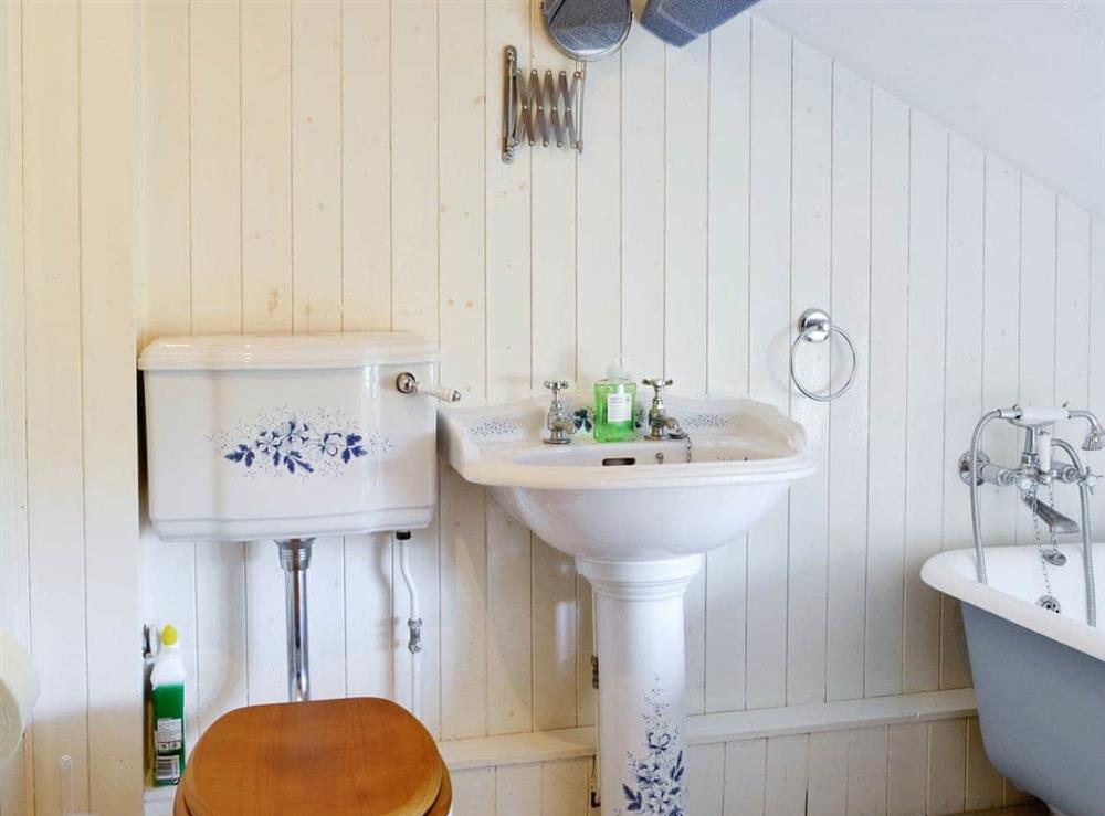 Family bathroom at Meadow Cottage in Linstead Parva, near Southwold, Suffolk