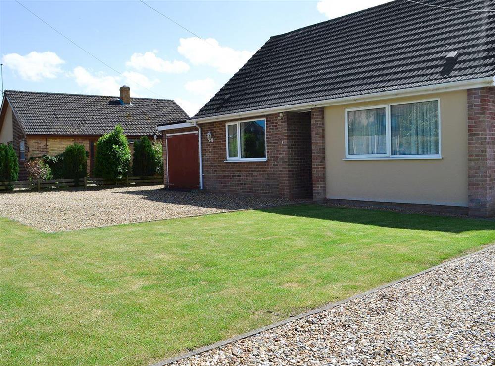 Meadow Grove Bungalow in Watton, near Thetford, Norfolk sleeps 2