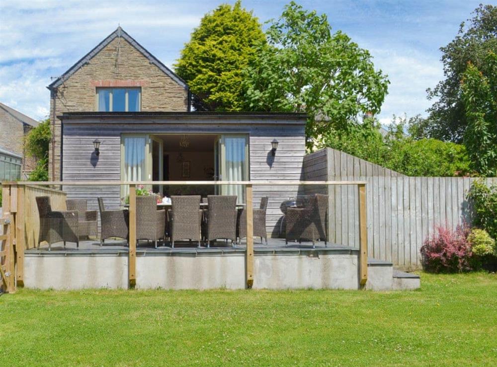 Wonderful holiday home with an attracive sitting out area at Meadow Mews in Chillington, near Kingsbridge, Devon