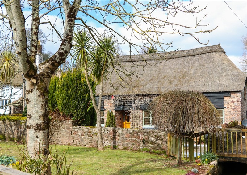 The setting at Meadow Thatch, Cockington