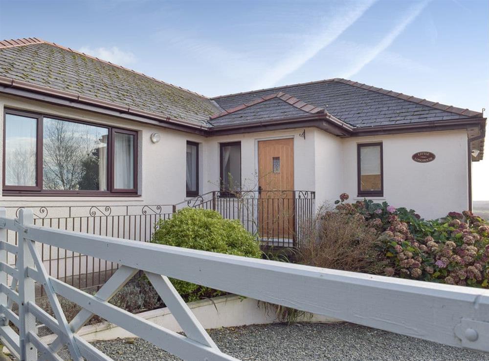 Well situated holiday home with panoramic views at Meadow View in Wiston, near Haverfordwest, Dyfed