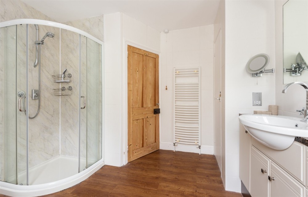 The bathroom at Meadowcroft in Looe