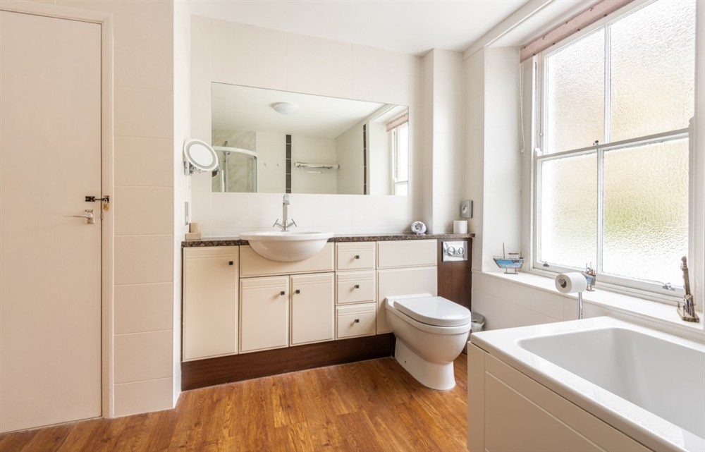 This is the bathroom at Meadowcroft in Looe