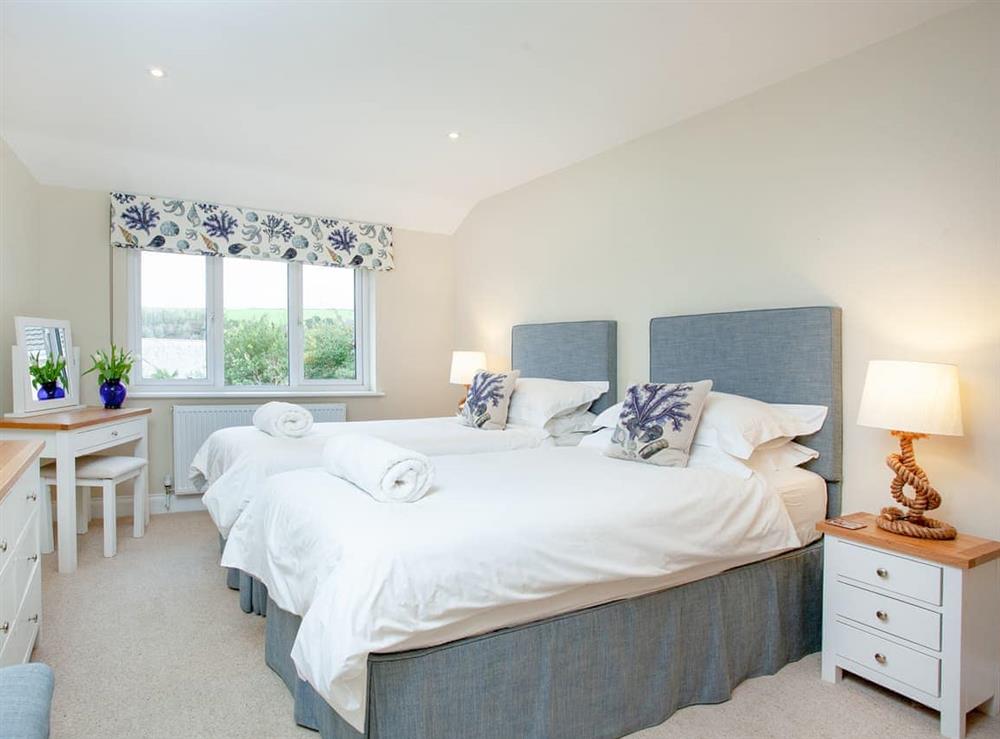 Twin bedroom at Meadowside in St Mawes, Cornwall
