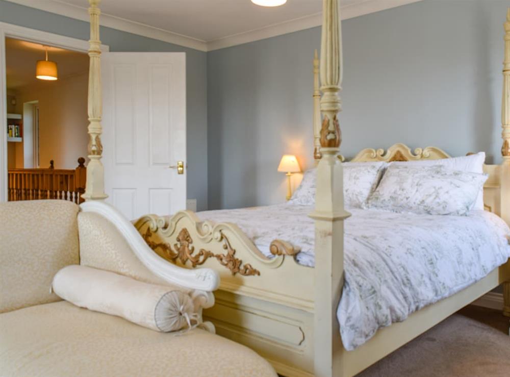 Four Poster bedroom (photo 3) at Meadowview in Shipton-on-Stour, Warwickshire