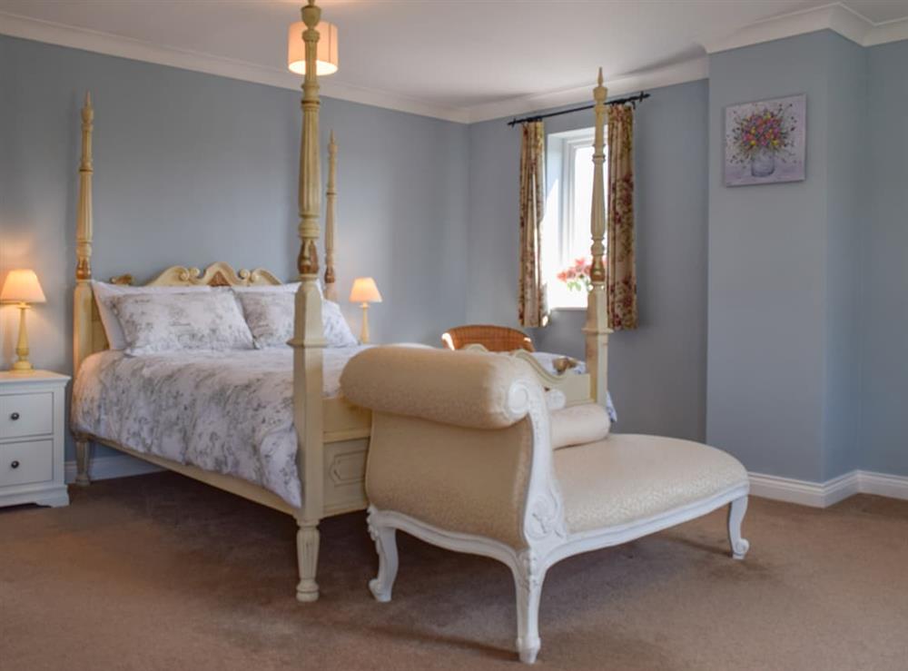 Four Poster bedroom at Meadowview in Shipton-on-Stour, Warwickshire