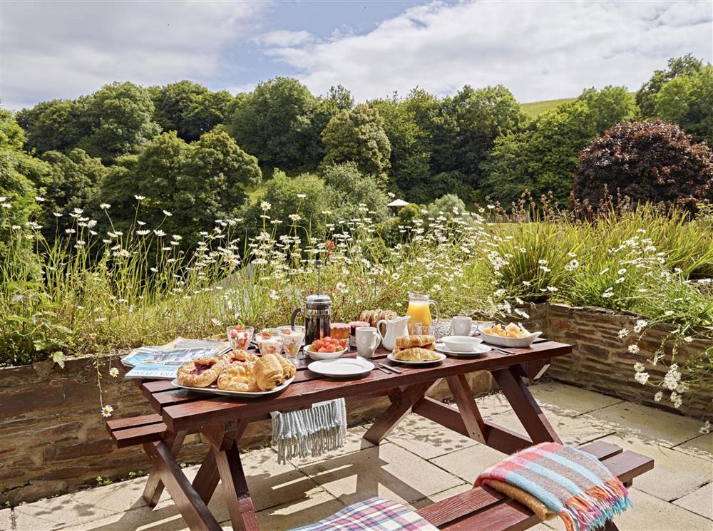 Dine alfresco amongst the pretty wild flower beds, and stunning views at Meavy Cottage, Dartmouth