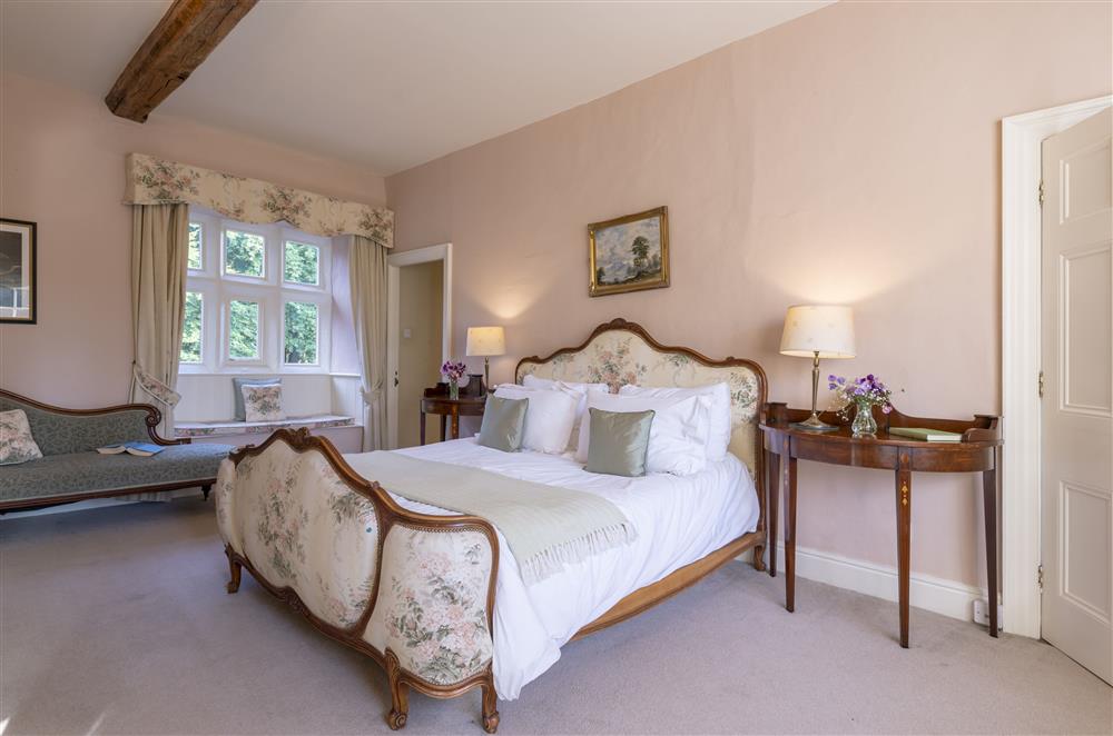 Master bedroom on the first floor with a 6’ bed and en-suite bathroom at Melmerby Hall and Stag Cottage, Melmerby, near Langwathby, Penrith