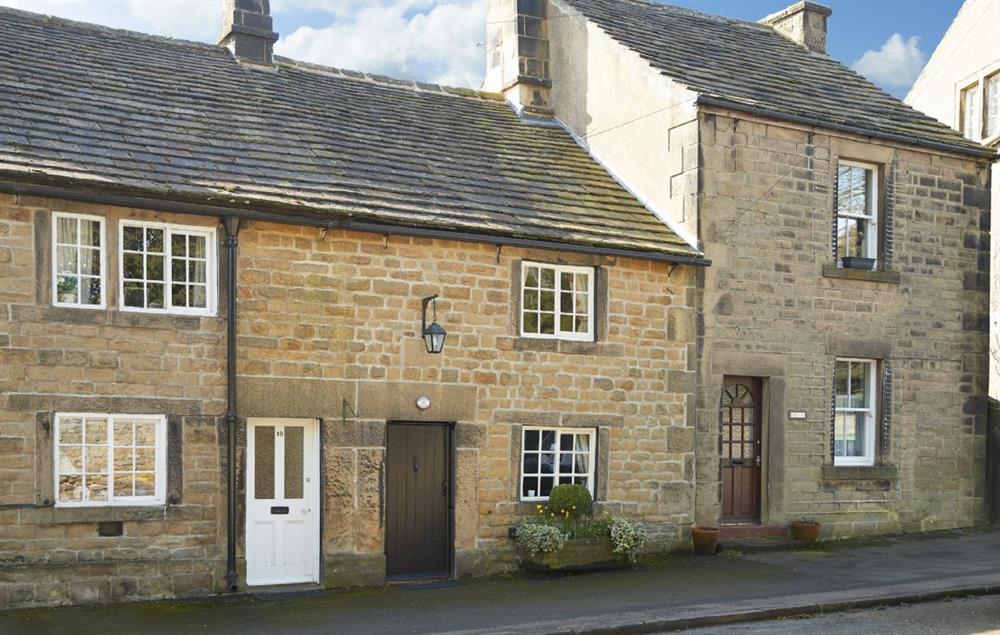 Memorial Cottage is a Grade II listed, period stone, terraced holiday cottage at Memorial Cottage, Eyam