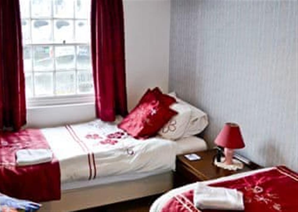 Twin bedroom at Memory Cottage in Mevagissey, Cornwall