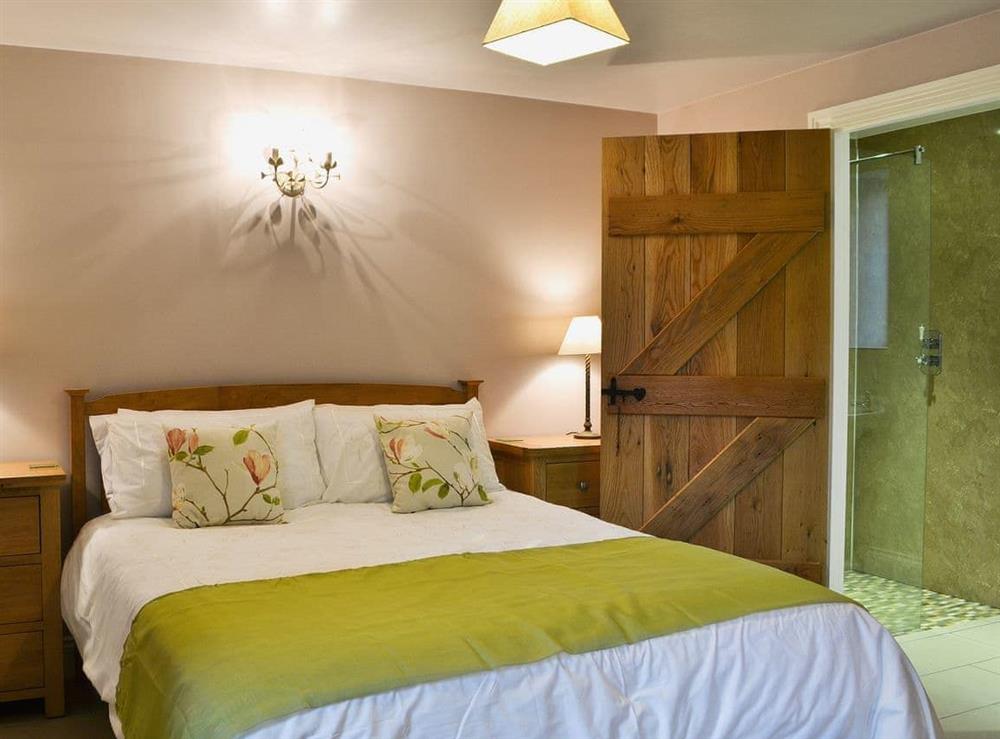 King size bedroom and en-suite wet room with shower and WC at Mere Croft in Sowerby Row near Penrith, Cumbria