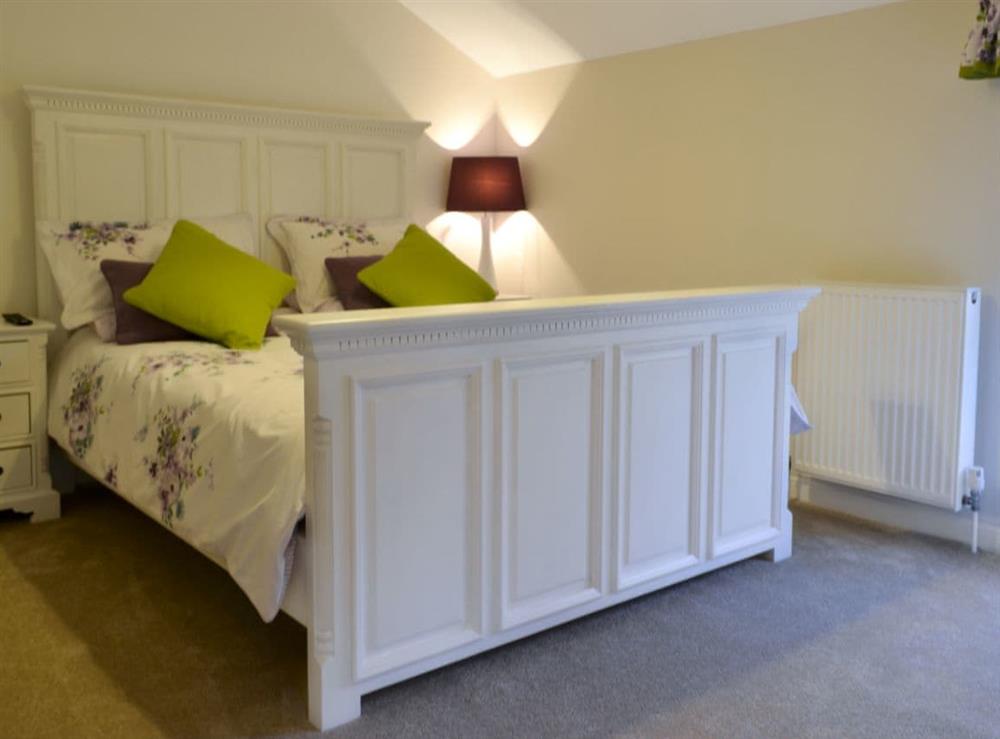 Relaxing bedrom with kingsize bed and en-suite at Graydon Cottage, 