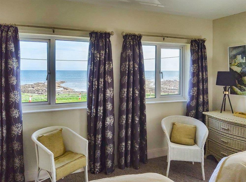 Twin bedroom with seaview at Merrywind in Chathill, Northumberland