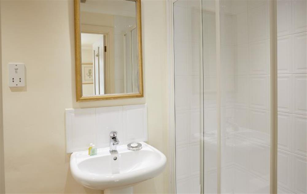 En-suite shower room (photo 2) at Mews Cottage, Helston
