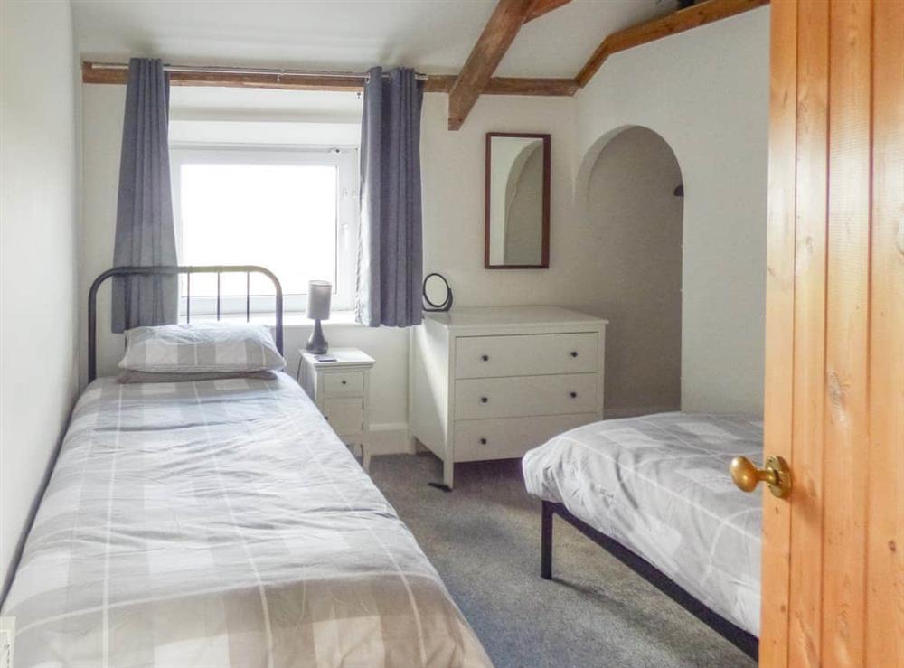 Twin bedroom at Mews Cottage in Tintagel, Cornwall