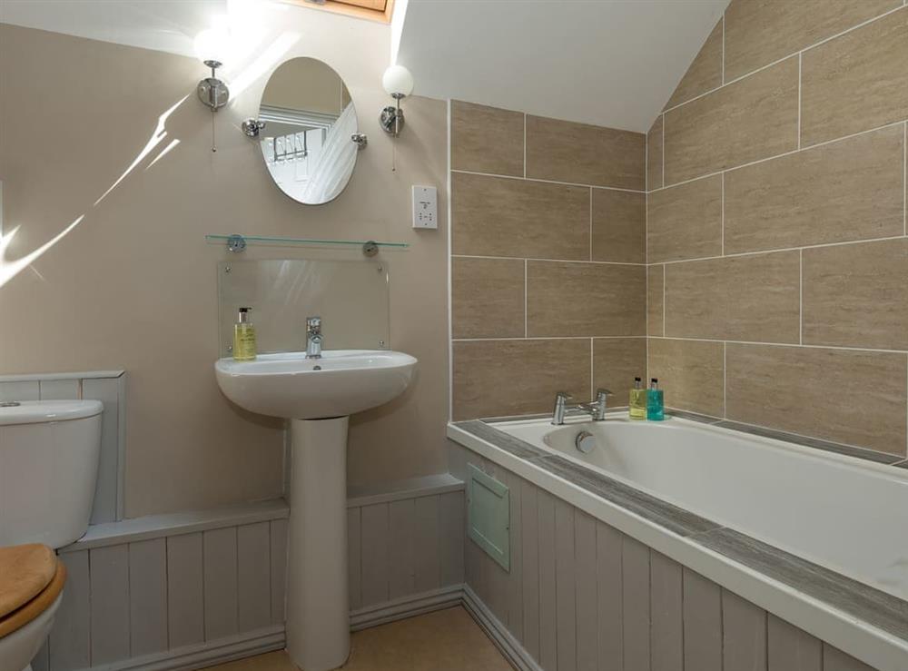 En-suite (photo 2) at No. 1 Meyhell Mews, 