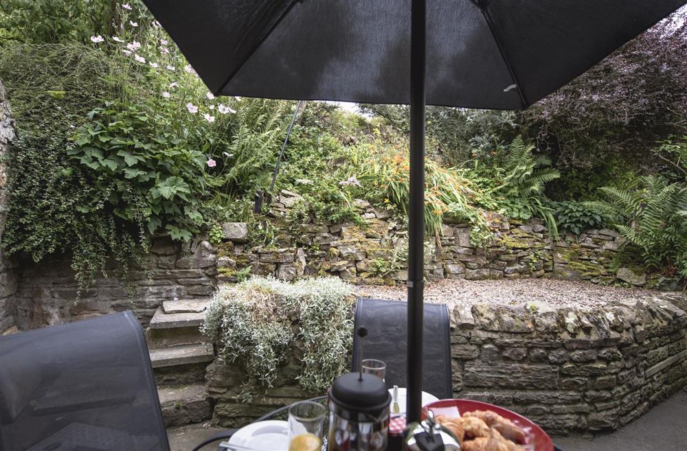 Outside seating and dining area for four guests at Middehus, Leyburn, North Yorkshire