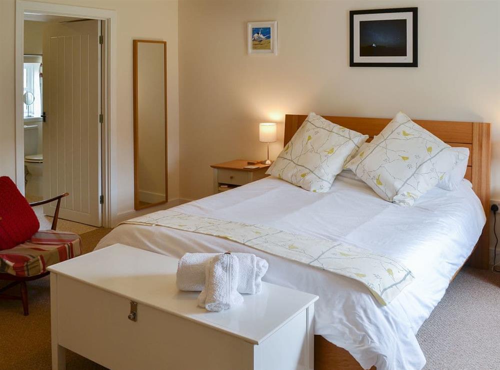 Bedroom with en-suite at Middle Cottage in Shilbottle, near Alnwick, Northumberland