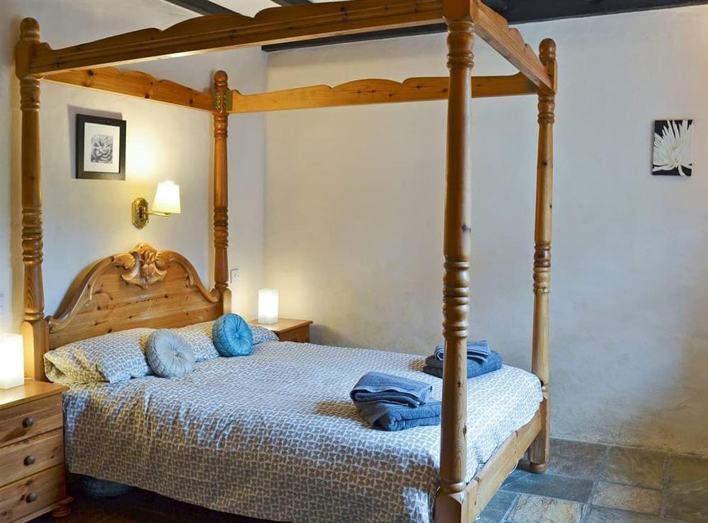 Romantic four Poster bedroom at The Carriage House, 