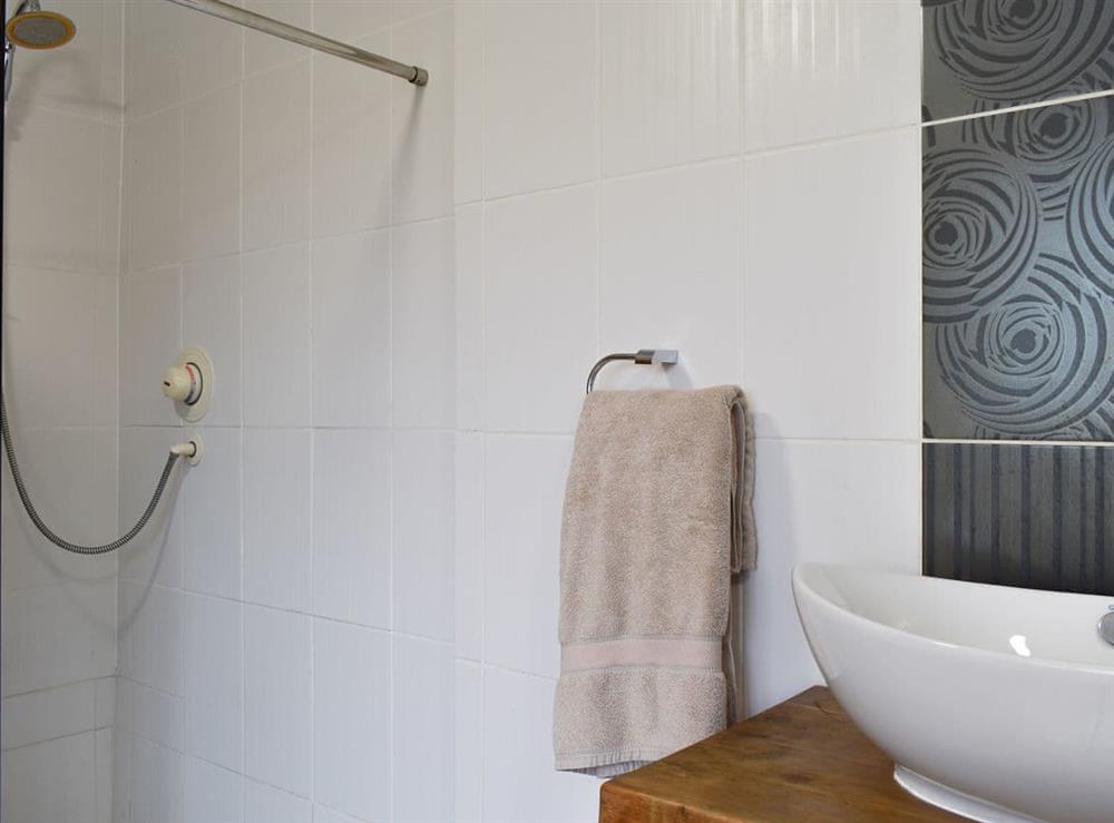 En-suite (photo 2) at Middle Farm in East Harling, near Thetford, Norfolk