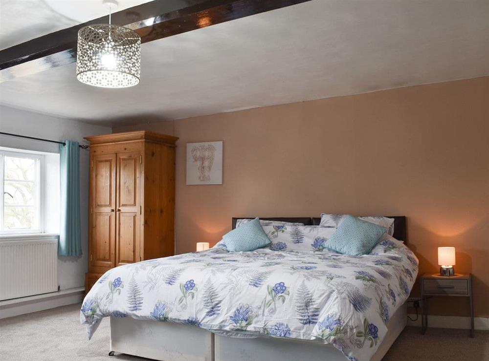 Kingsize bedroom with zip-link beds at Middle Farm in East Harling, near Thetford, Norfolk