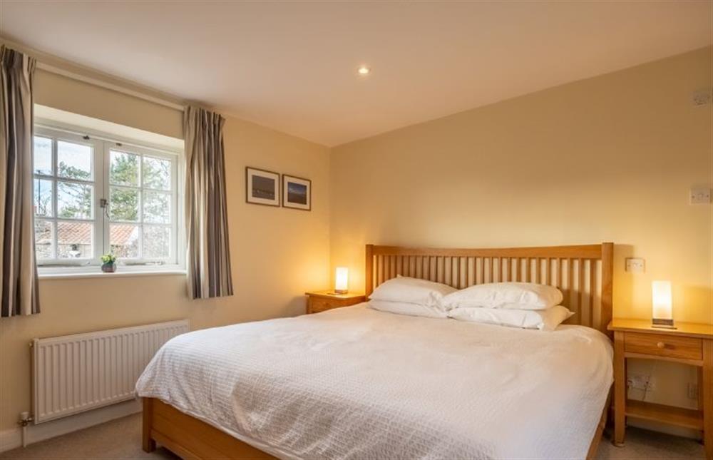 Middle Knoll: Master bedroom with a  super-king size bed (photo 2) at Middle Knoll, Cley-next-the-Sea near Holt