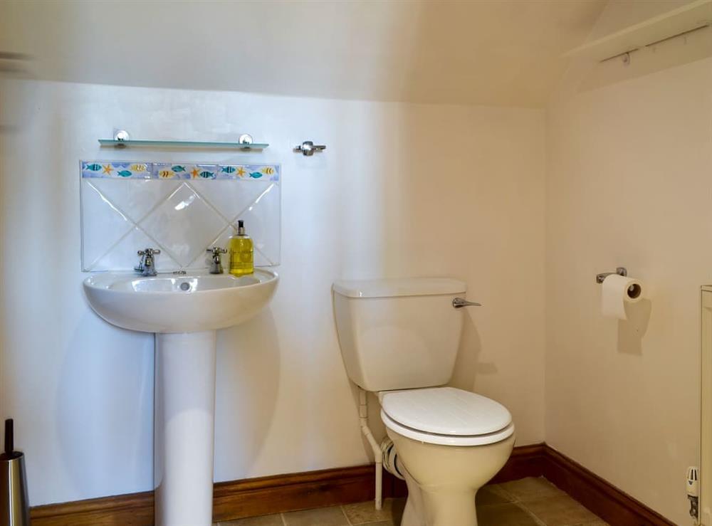 En-suite bathroom at Mill Farm Cottage in Fownhope, near Hereford, Herefordshire