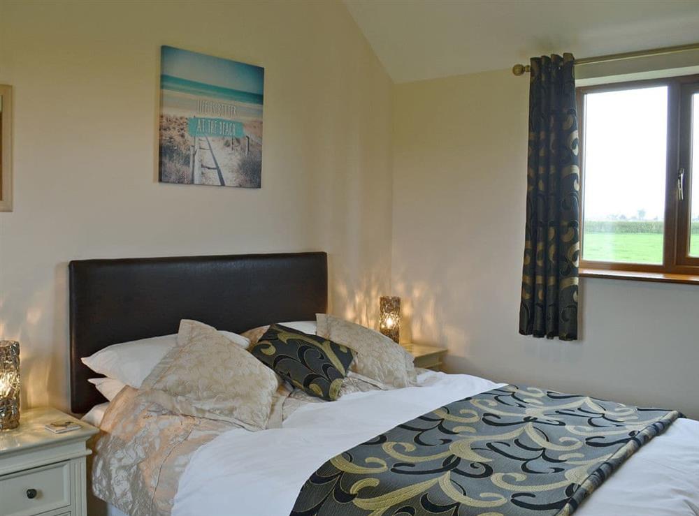 Elegant double bedroom with en-suite with shower cubicle at Mill Stone Cottage in Nr. Chapel St Leonards, Lincolnshire