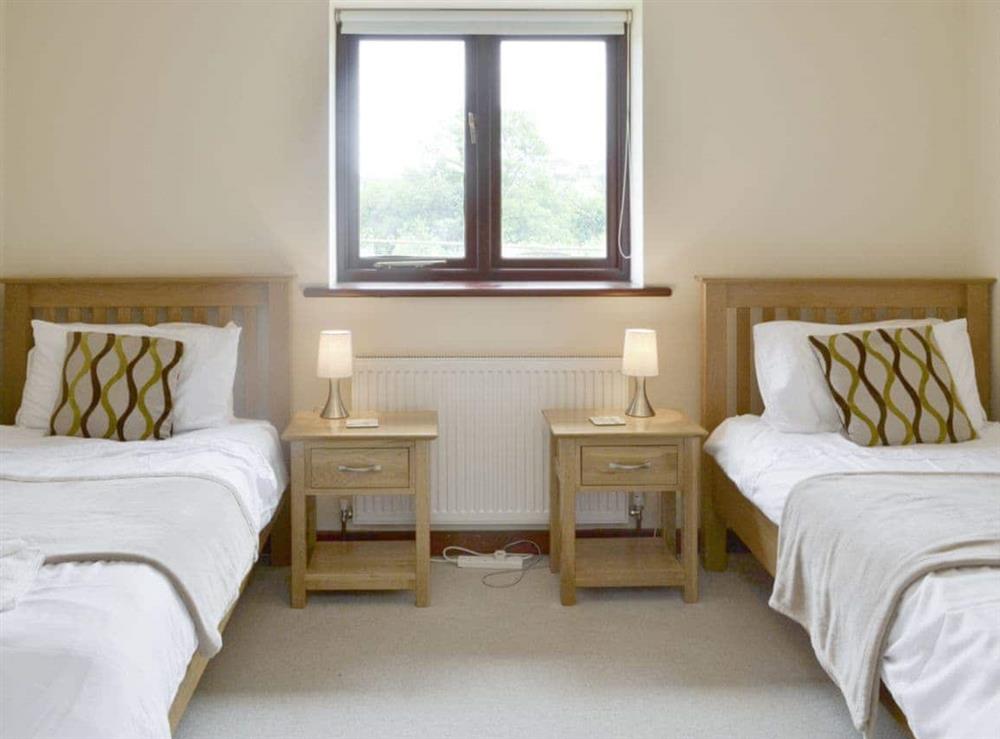 Good-sized twin bedroom with en-suite wet room at Millers Rest in Poundstock, Bude, Cornwall
