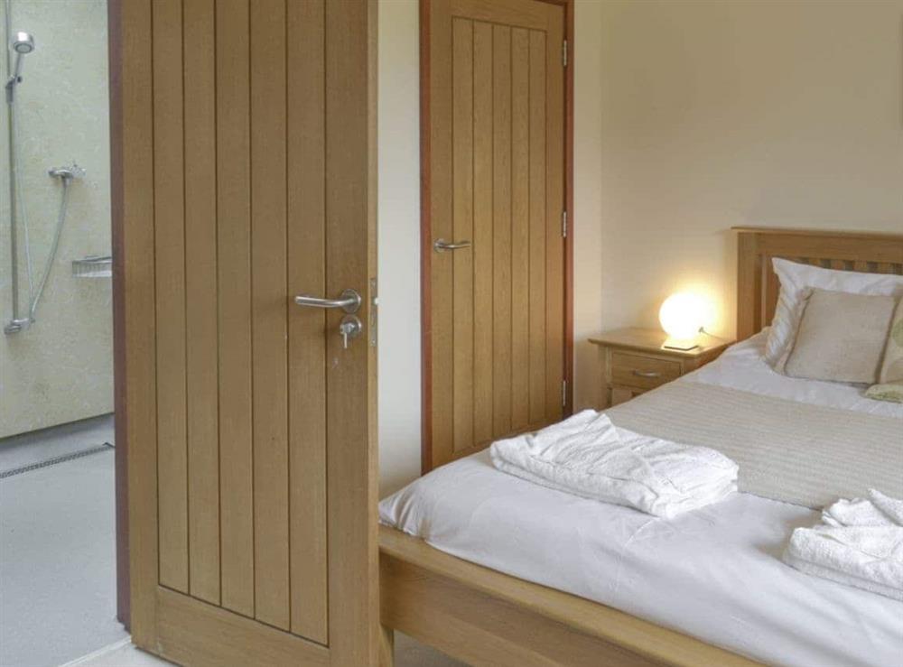 Relaxing double bedroom with en-suite wet room at Millers Rest in Poundstock, Bude, Cornwall