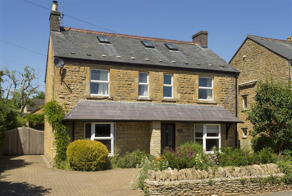 Millstone Cottage is perfectly located on the edge of Bourton-on-the-Water