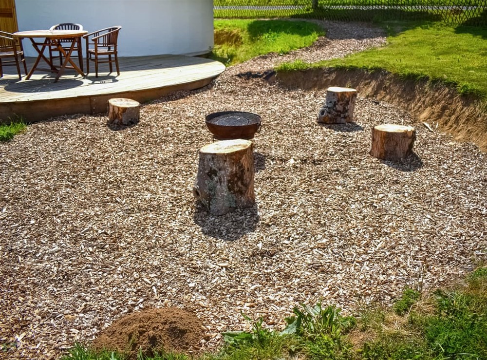 Sitting-out-area (photo 2) at Mistle Roundhouse in Beaminster, Dorset